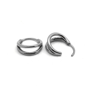 Pendientes Huggie de yunnique, acero de titanio, redondos, tamaño pequeño, uso diario, diseño geométrico - Product Image 3