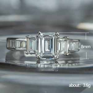 Anello di fidanzamento da donna in platino con diamante taglio smeraldo e pietre laterali a baguette, colore D naturale, F859 - Product Image 5