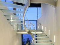 Escalier en colimaçon incurvé en verre trempé laminé, en forme ronde, en métal et en verre, pour l'intérieur de la maison, design personnalisé