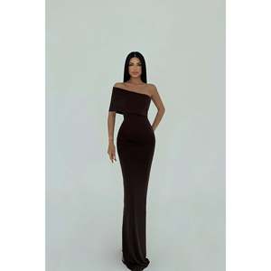 ชุดราตรีเดรสยาวแบบแขนเดียวสีน้ำตาลทรงเอไลน์ แต่งเอวทรงเอ็มไพร์ประดับมุก ยี่ห้อ Vanya ไซส์พลัส เหมาะสำหรับงานปาร์ตี้และงานเลี้ยง - Product Image 3