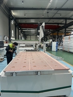 Máquina CNC Multifuncional Marca XBD con Software CAM para Fabricación de Muebles y Gabinetes sin Tiradores con Sistema Lamello de 45 Grados