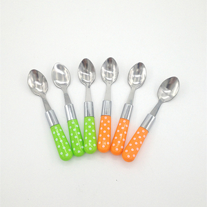 Lot de 24 couverts en acier inoxydable avec manche en plastique à pois, comprenant cuillères, fourchettes et couteaux - Product Image 4