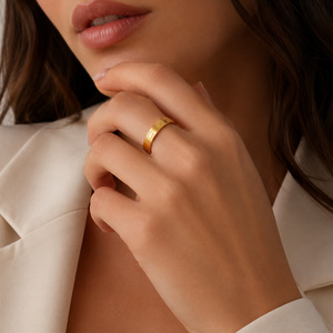 Bague plate élégante gravée en acier inoxydable plaqué or 18 carats, résistante à l'eau et au ternissement, minimaliste, pour femme - Product Image 3