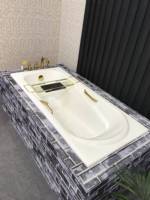 Baignoire à immersion de luxe de style traditionnel en fonte de 1400 mm, à encastrer, avec drain intégré et poignées dorées, pour appartement