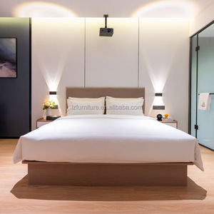 Fournisseur de mobilier d'hôtel commercial personnalisé à prix abordable : Lit Queen minimaliste en bois avec tête de lit et tables de chevet - Product Image 2