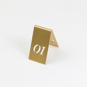 Numeri da tavolo <span class=keywords><strong>in</strong></span> ottone MAXERY scavati supporti per Reception <span class=keywords><strong>numero</strong></span> di posti per matrimoni, Bar Mitzvah, decorazioni Quinceanera, ristorante - Product Image 2