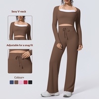 Ensemble de yoga grande taille à séchage rapide et respirant, comprenant un haut court athlétique color block et un pantalon évasé à cordon de serrage pour la course