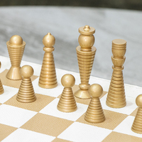 Décoration d'intérieur artistique et jeu stratégique, jeu d'échecs en métal de luxe avec échiquier en cuir