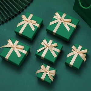 Boîte à bijoux en papier vert unique avec nœud et sac en papier pour femme, pour collier, bague, broche, avec insert en velours noir et éponge - Product Image 4