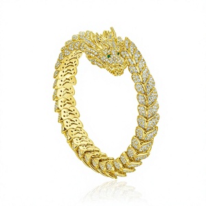 กำไลข้อมือ Orelia Luxe รูปหัวสิงโตสีทอง ดีไซน์แบบ Cuban Link สไตล์ฮิปฮอป ทันสมัย ลายสัตว์ สำหรับผู้ชาย ชุบทอง 18K ของขวัญเครื่องประดับ - Product Image 2