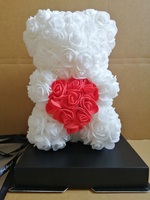 Ours en roses artificielles fait à la main