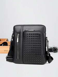 Nouveau sac messager pour homme en PU style streetwear avec décoration rivetée, fermeture éclair, sangle réglable, grande taille, utilisation quotidienne toutes saisons - Product Image 2