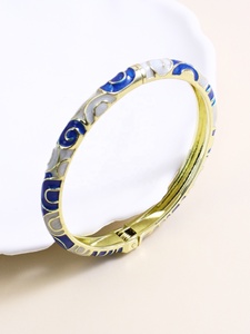 Bracelet à breloques superposées pour femme, style vintage, en laiton plaqué or, avec pétale en émail coloré à effet goutte d'huile, au design délicat et frais - Product Image 5