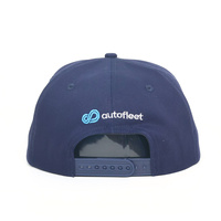 Hoge kwaliteit 5-panel ongestructureerde flat brim pet met aangepaste geborduurde logo, marineblauw