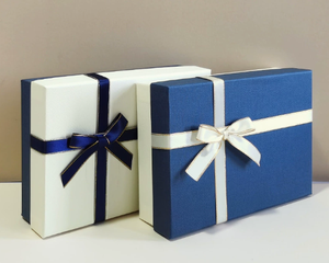 Caja de Regalo de Cartón Azul y Blanco con Lazo de Satén Plateado y Forro de Esponja - Ecológica de Alta Gama para Embalaje Certificado de Vietnam - Product Image 1
