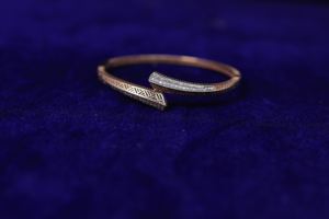 Pulsera de eslabones de plata de ley 925 con piedras de moissanita cultivadas en laboratorio, diseño cubano con incrustaciones de diamantes para un estilo lujoso y llamativo. - Product Image 2