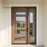 Porte pivotante extérieure en bois massif de chêne acajou au design moderne avec 2 panneaux latéraux et isolation phonique pour entrée d'hôtel et de villa