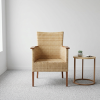 Chaise de jardin scandinave minimaliste en rotin avec accoudoirs en teck et pieds effilés - Meuble durable pour l'extérieur et le salon