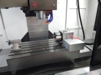 Centre d'usinage vertical CNC FANUC BT40 VMC1160 à haute capacité de charge, capacité de table de 500 kg pour composants industriels lourds