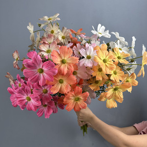 Nouvelles fleurs artificielles en tissu de soie Galsang, fleurs artificielles Cosmos, plusieurs couleurs pour la décoration de la pièce, du bureau, du jardin, des fêtes de printemps - Product Image 1
