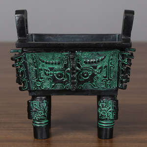 Ornement de trépied carré en bronze Niu Fang Ding, vert antique, décoration de bureau, artisanat traditionnel, cadeau - Product Image 1