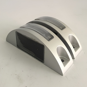 Borne de signalisation routière solaire demi-lune en aluminium moulé sous pression, marqueur routier solaire LED, étanche IP68, borne d'avertissement active pour la sécurité routière - Product Image 2
