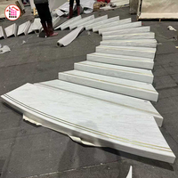 Escalier Courbé en Onyx Blanc, Marches et Contremarches en Pierre Naturelle de Luxe pour la Décoration de Villas et Halls d'Hôtels