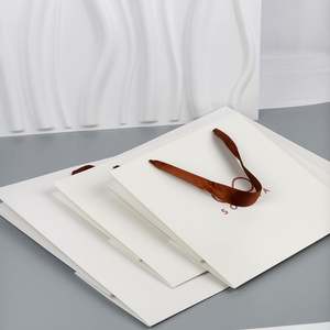 Sacs de luxe en carton recyclé personnalisables de haute qualité, impression UV, poignées en ruban doré, pour supermarchés et cosmétiques - Product Image 5