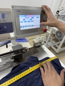 Máquina Industrial Automática de Cama Plana RONMACK RM-JK1790-CYY para Ojales de Camisa con Indexador de Botones y Hilo - Product Image 4