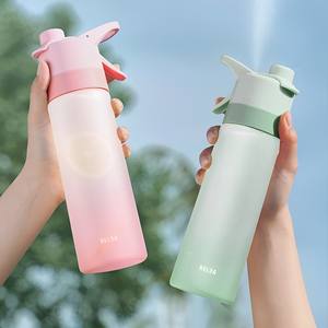 Özelleştirilmiş kullanımlık Fitness spor seyahat su şişeleri toptan 700ml okul plastik Misting sprey su şişesi saman ile - Product Image 6