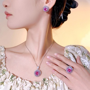 ชุดสร้อยคอทองแดงรักษ์โลก ประดับดอกไม้ 14-10 มม. ประดับเพทายสีชมพูแดง ดีไซน์ลายดอกไม้สุดหรู ชุดสร้อยคอ ต่างหู แหวนสำหรับผู้หญิง - Product Image 5
