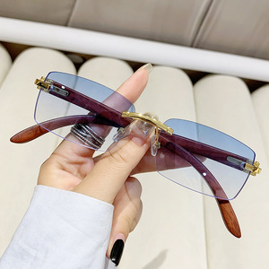 À la mode Marque De Luxe Conception Hommes Femmes Diamant Bord <span class=keywords><strong>Coupe</strong></span> Sans Monture <span class=keywords><strong>Carré</strong></span> Gradient Uv400 Bois Grain Lentille Rétro Lunettes De Soleil - Product Image 1