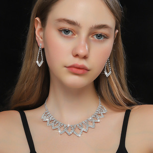 Parure de bijoux en cuivre géométrique élégante et romantique, collier et boucles d'oreilles de mariée en gros pour une romance intemporelle - Product Image 1