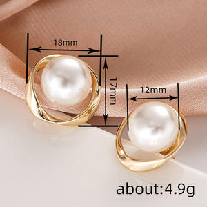 Orecchini a perno dorati E4850 con perle d'acqua dolce incastonate a castone, design geometrico per l'uso quotidiano da donna - Product Image 6