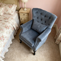 Fauteuil d'appoint capitonné gris foncé à dossier haut, avec pieds en bois et assise en mousse, design moderne pour appartement et entrepôt, certifié BSCI