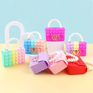 Mignon sac à main gelée en silicone couleur bonbon fidgeted bulle Popit bandoulière enfants porte-monnaie et sacs à main pour petites filles en gros - Product Image 5