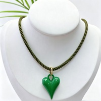 Collier pendentif cœur pointu en émail brillant couleur cuivre avec cordon torsadé en polyester et fermoir en laiton pour femmes et filles