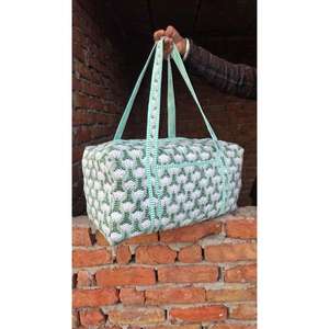 Bolsa de lona acolchada de algodón hecha a mano, espaciosa, ligera, duradera, elegante, con estampado tradicional, para viajes y vacaciones. - Product Image 4