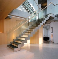 Escalier droit en bois en zigzag avec garde-corps en verre, double poutre, escalier intérieur blanc