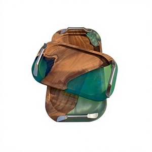 Plateau de service décoratif en résine bleue côtière et bois massif avec élégantes poignées dorées pour le petit-déjeuner, le thé et les charcuteries - Product Image 1