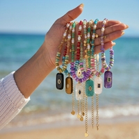 Collier pendentif bohème coloré fait main en pierres naturelles (agate noire, turquoise bleue, apatite, améthyste) pour femme