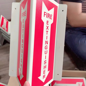 Panneau mural de signalisation 3D pour extincteur, flèche vers le bas, projection de <span class=keywords><strong>feu</strong></span>, 12"x4", en aluminium réfléchissant avec trous de fixation pré-percés - Product Image 3