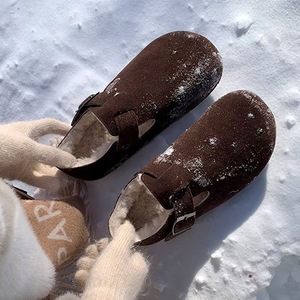 Zuecos de ante marrón con punta redonda, cierre de hebilla, forro de felpa, para invierno, sin cordones, de corcho - Product Image 1