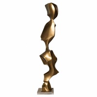 Sculpture abstraite empilée en résine durable aérographe, col biomorphe pincé, vente en gros pour projets hôteliers et usage commercial