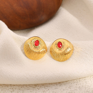 Pendientes de botón geométricos chapados en oro de 18k con engaste de rubí para uso diario - Product Image 3