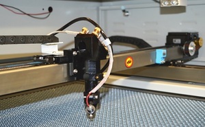 Graveur et coupeur laser CO2 avec lit de travail à levage automatique de 24x35 pouces, autofocus et machine de gravure au laser - Product Image 5
