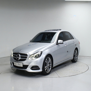 Mercedes Classe E 220d 4MATIC Avantgarde Automatique Diesel AWD, capable de rouler en toutes conditions météorologiques, pour des déplacements exécutifs sûrs et confortables toute l'année. - Product Image 4