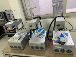 La machine de marquage laser de bureau miniature la plus économique pour la gravure de cartes de <span class=keywords><strong>crédit</strong></span> en métal, graveur laser pour cartes bancaires en métal - Product Image 4