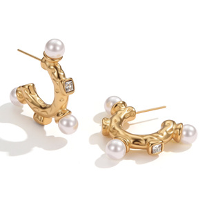 Pendientes de aro de perlas chapados en oro con circonita cúbica texturizada, pendientes de aro C para mujer, regalo de joyería de moda elegante - Product Image 1