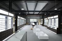 Vitrine de présentation pour boutique, finition bois foncé, éclairage LED intégré, étagères en verre et comptoir de présentation en verre avec tiroirs verrouillables pour magasin